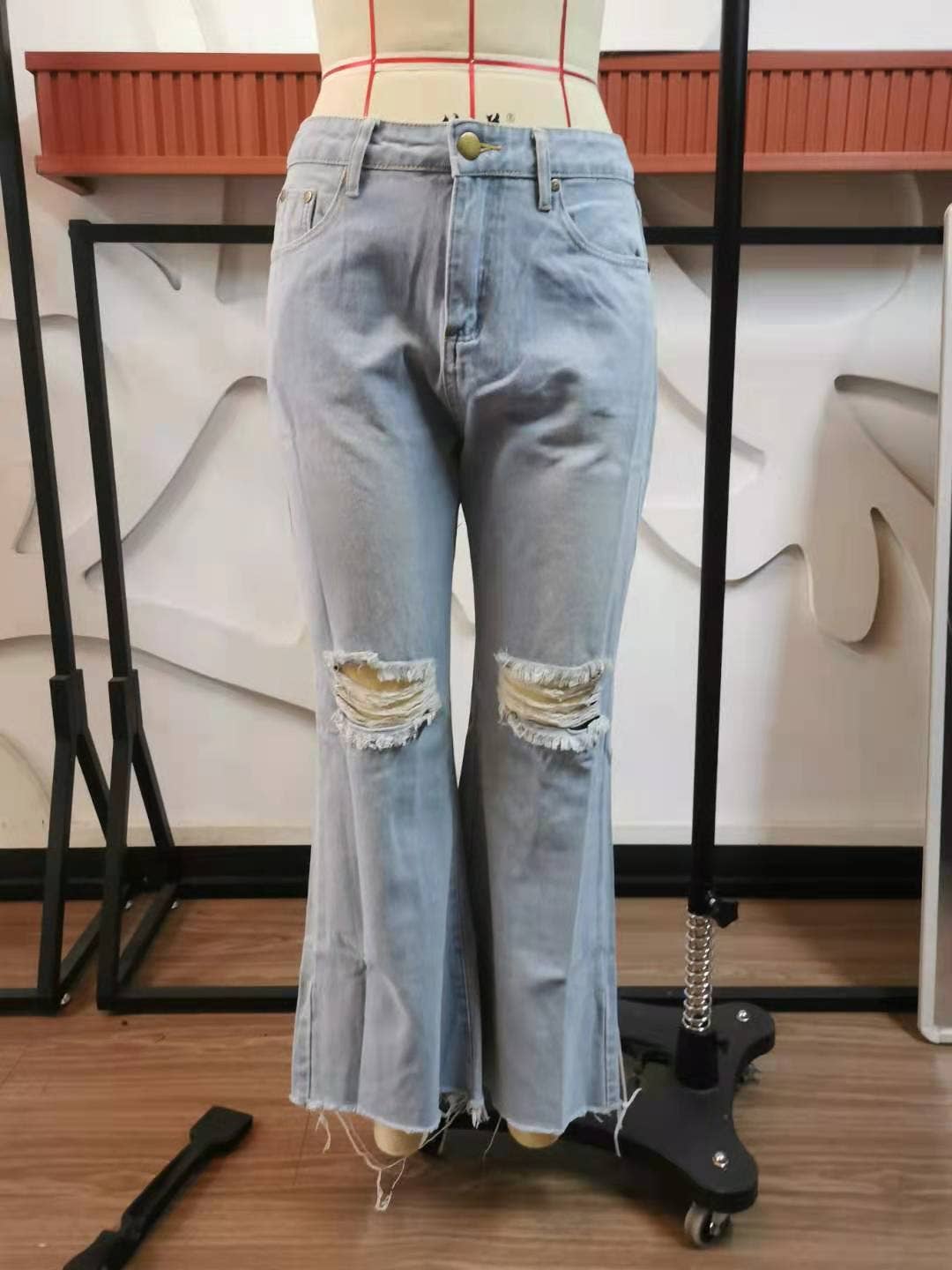 WIDE-LEGGED PANTS RIPPED JEANS