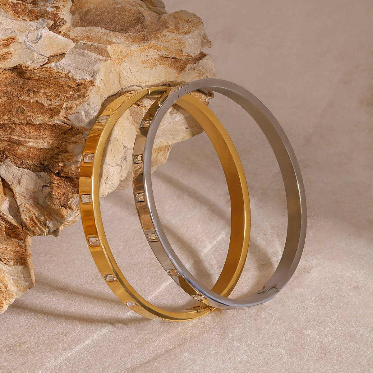 Zircon Clasp Bangle in Stainless Titanium Steel_CWAJE4875