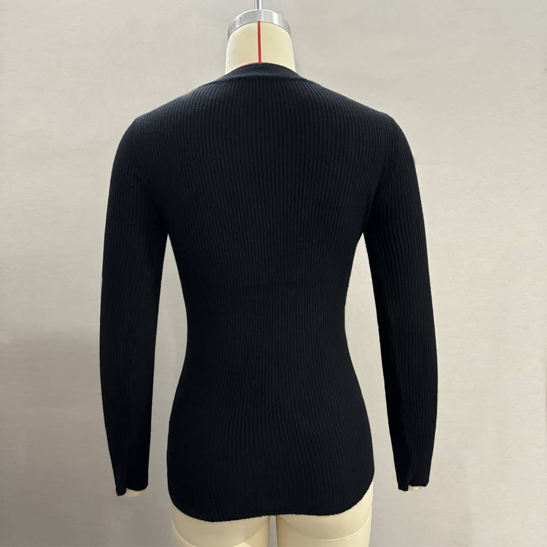 Round-neck solid-color metal buckle knitted top