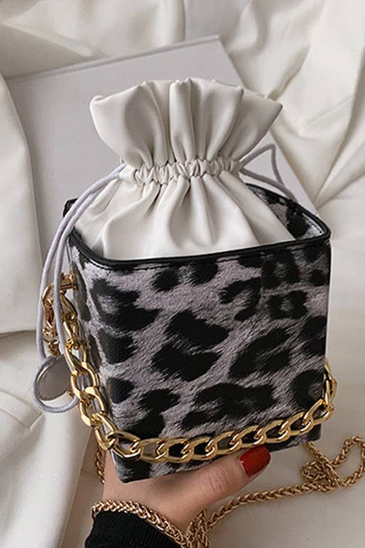 CHAIN SMALL SQUARE BOX BUCKET MAKEUP BAG_CWAB347