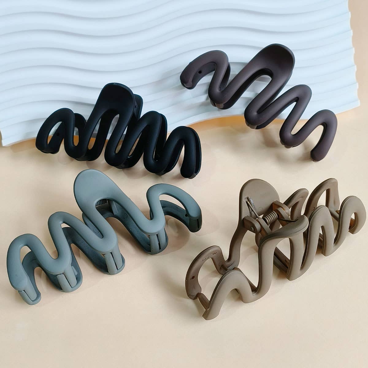 Big wavy hair clips, perfect for winter and fall_CWAHA0397