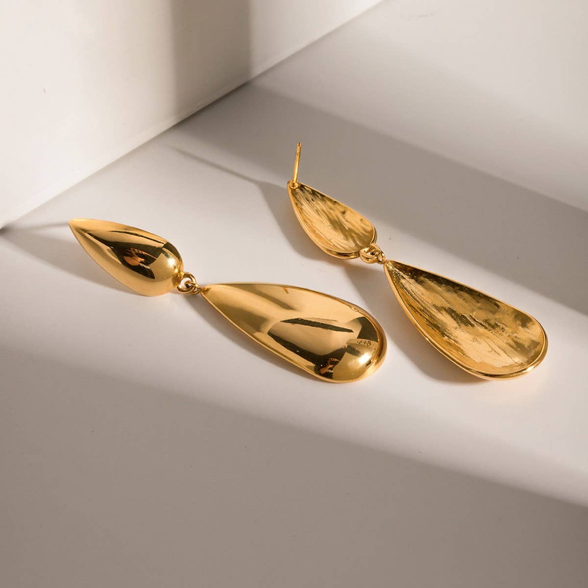 LIGHT LUXURY NICHE GOLD GLOSSY WATER DROP EARRINGS