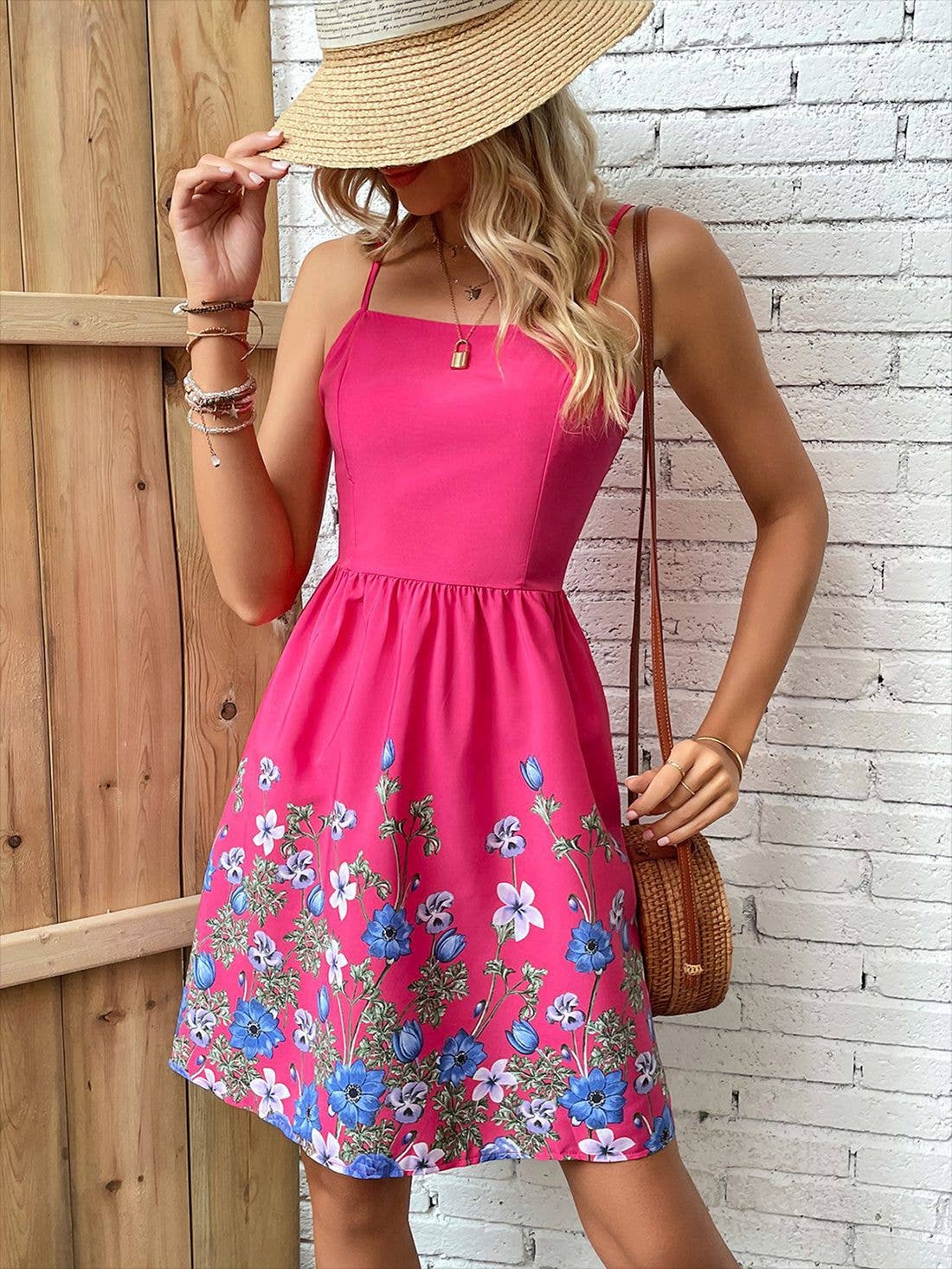 Short dress halter print and a cinched waist