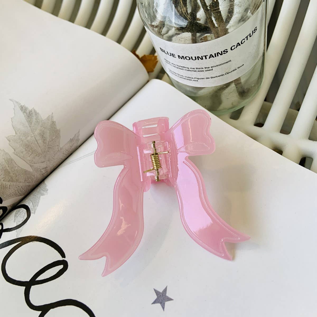 CWAHA1545_SOLID COLORED BOW STREAMERS HAIR CLAW CLIP