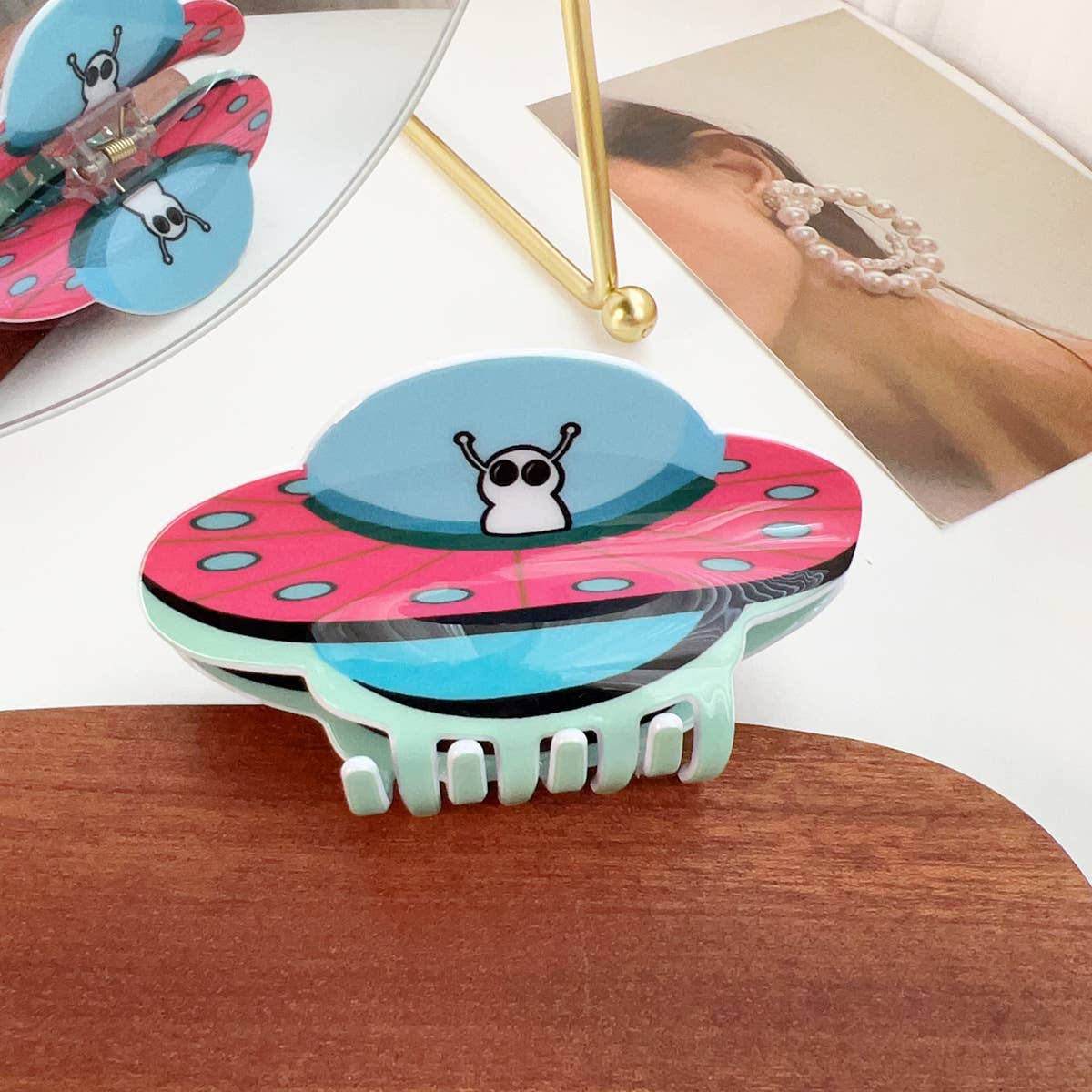 Creative cartoon anime grab alien spaceship grab