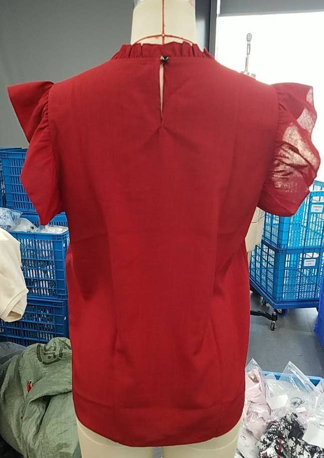 Solid color shirt with pleated shoulder sleeves