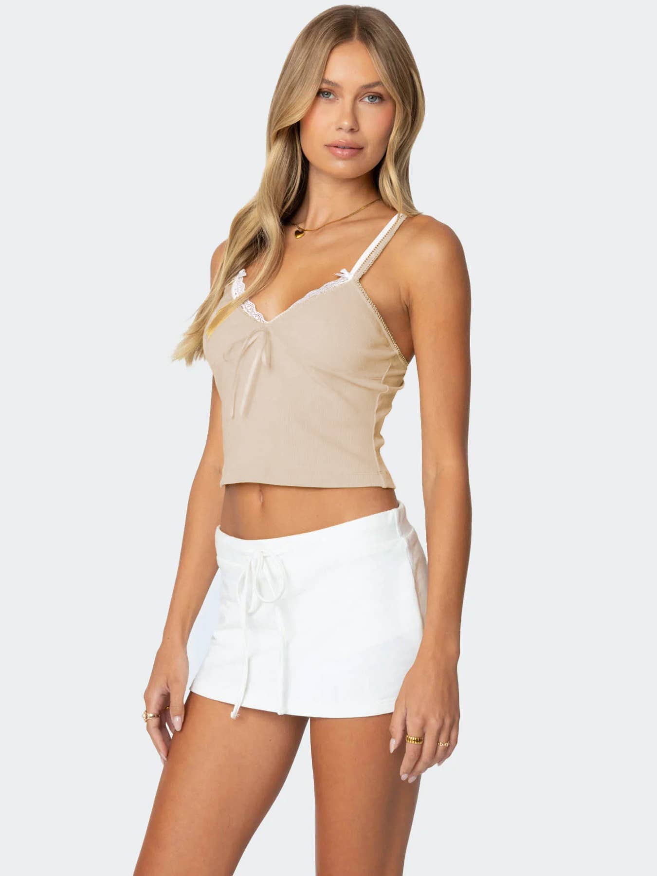 Lace Two low-cut, contrasting color fake pieces