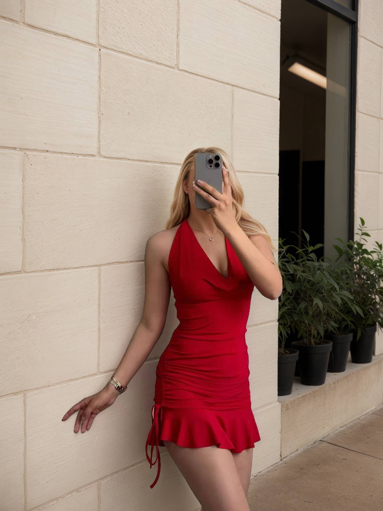 Stylish sexy V-neck figure-hugging halter dress