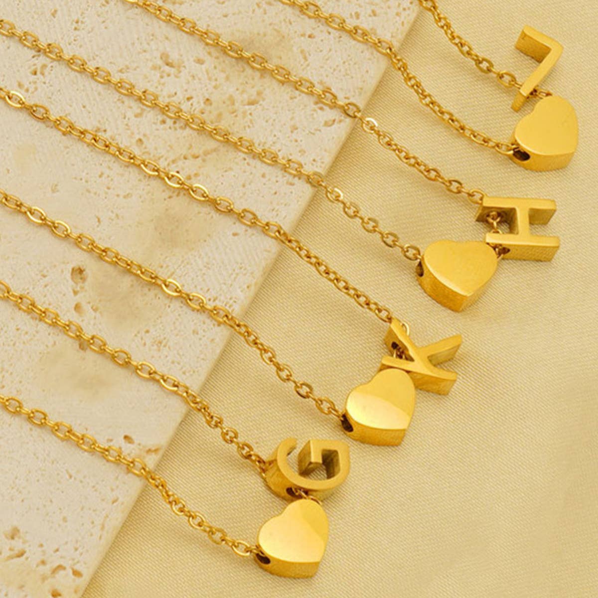 18K GOLD HEART LETTER PENDANT NECKLACE_CWAJE0692