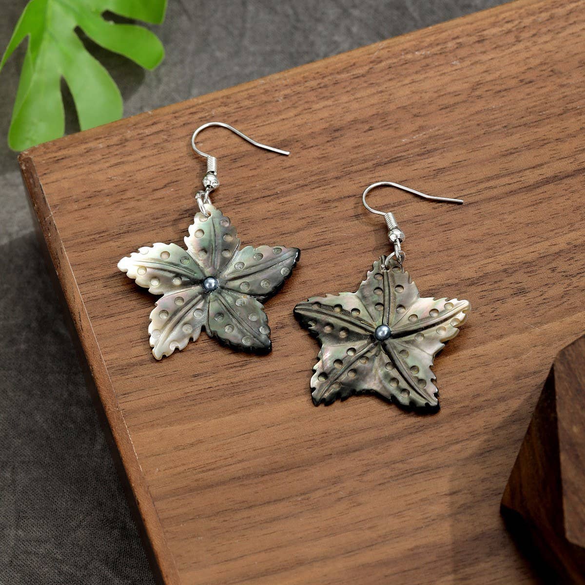 NATURAL BLACK SHELL STARFISH CARVING EARRINGS