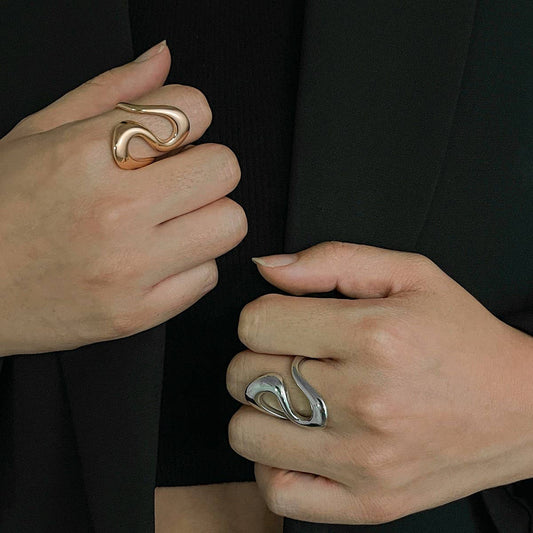 STATEMENT GEOMETRIC PLEATED CURVED RING_CWAJE1807
