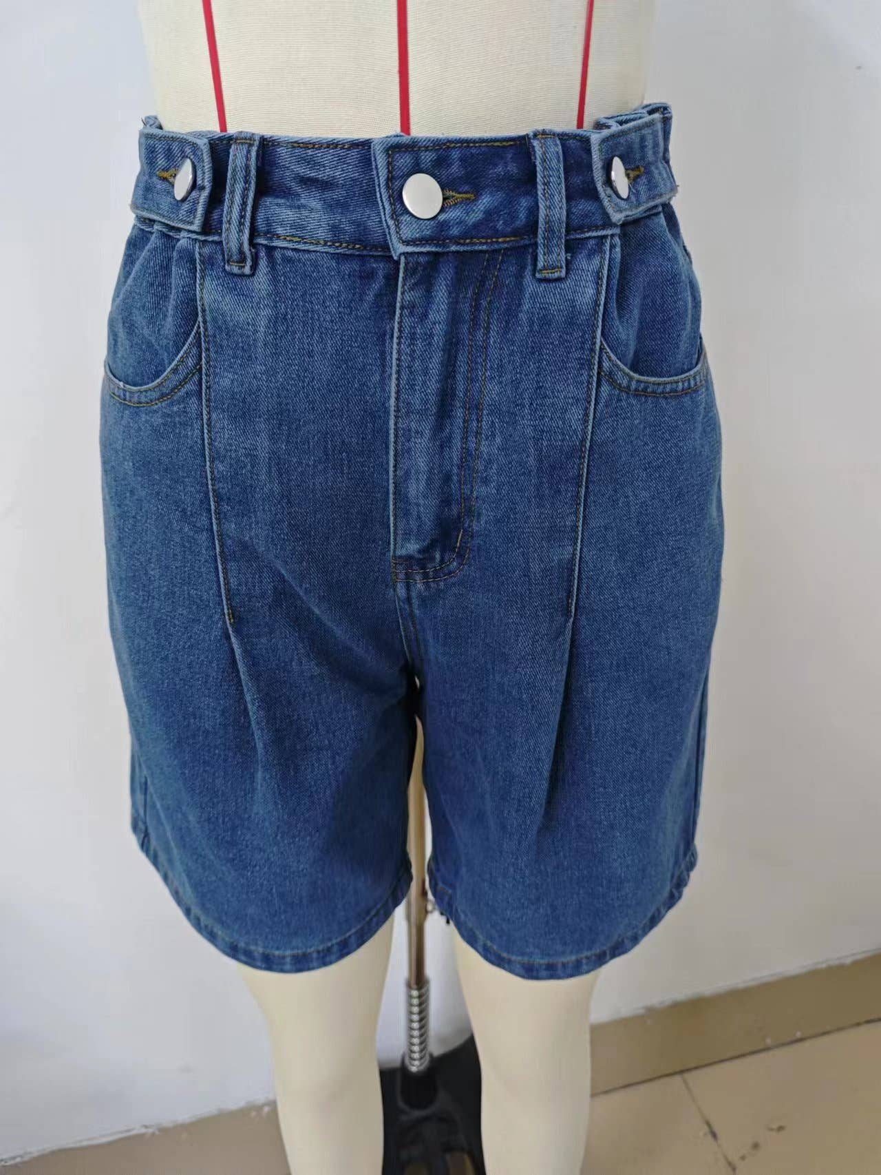 WASHED WAIST ADJUSTABLE DENIM QUARTER SHORTS