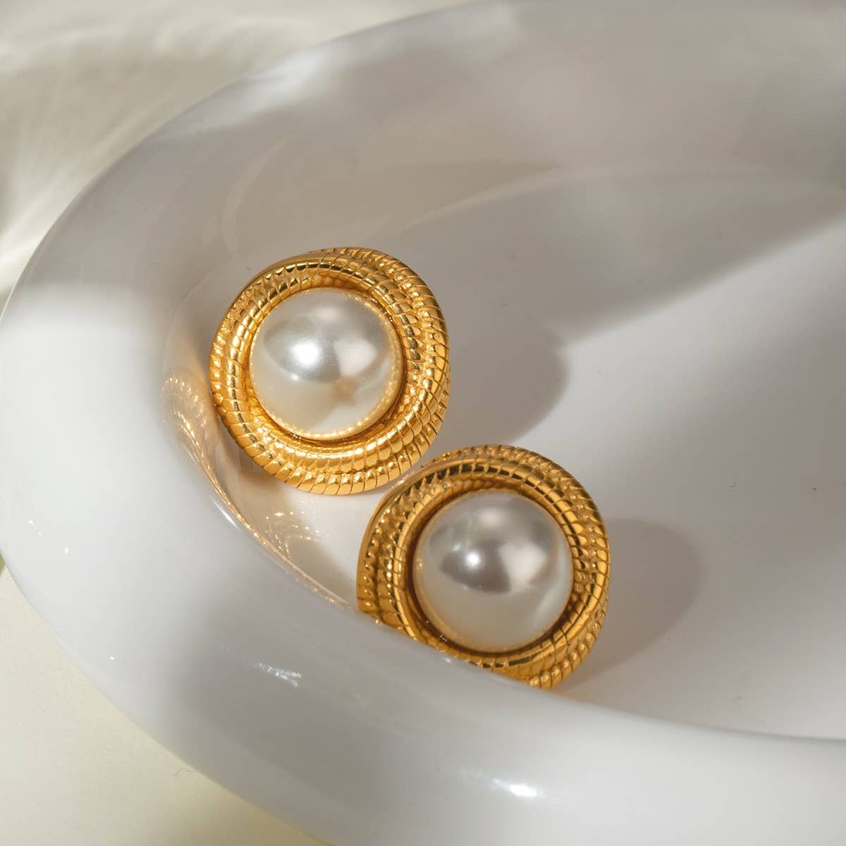 PREMIUM 18K GOLD STAINLESS STEEL PEARL EARRINGS_CWASC1651