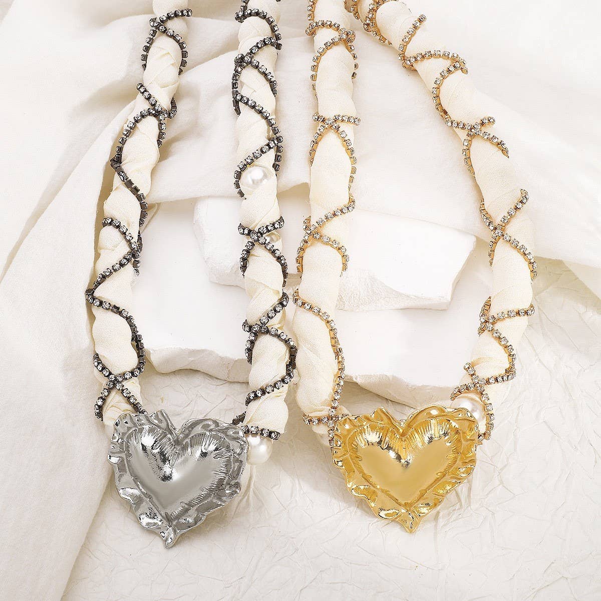 FASHIONABLE WOVEN FABRIC PEARL NECKLACE