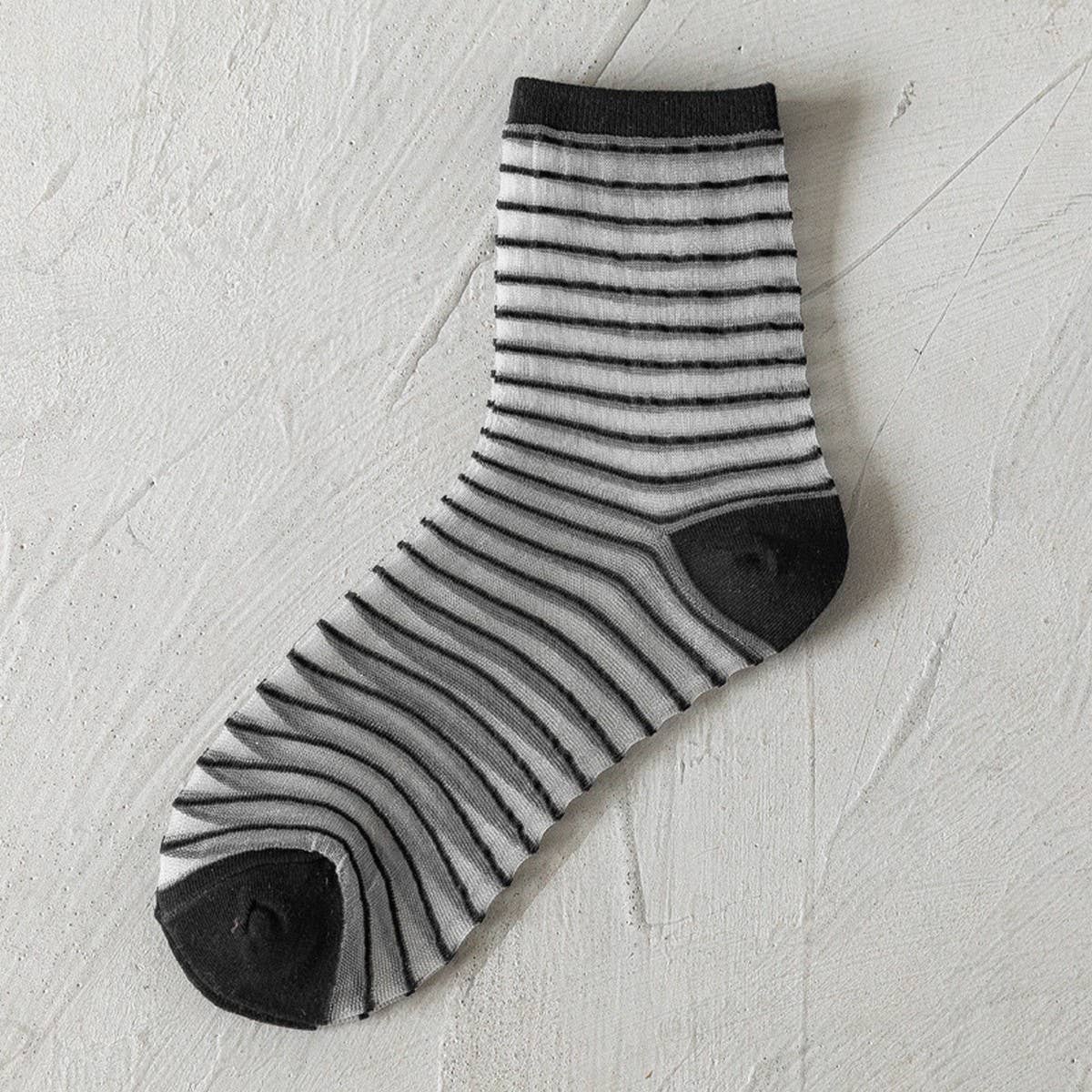 BLACK AND WHITE JACQUARD TRANSPARENT MID-TUBE SOCKS_CWMS0414