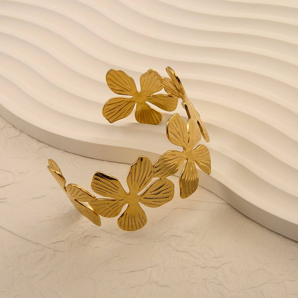 Elegant 18K Gold Floral Stainless Steel Bracelet