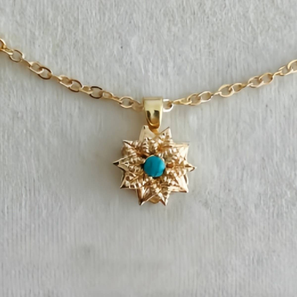 DECEMBER FLOWER ROTATING FLOWER LUCKY NECKLACE