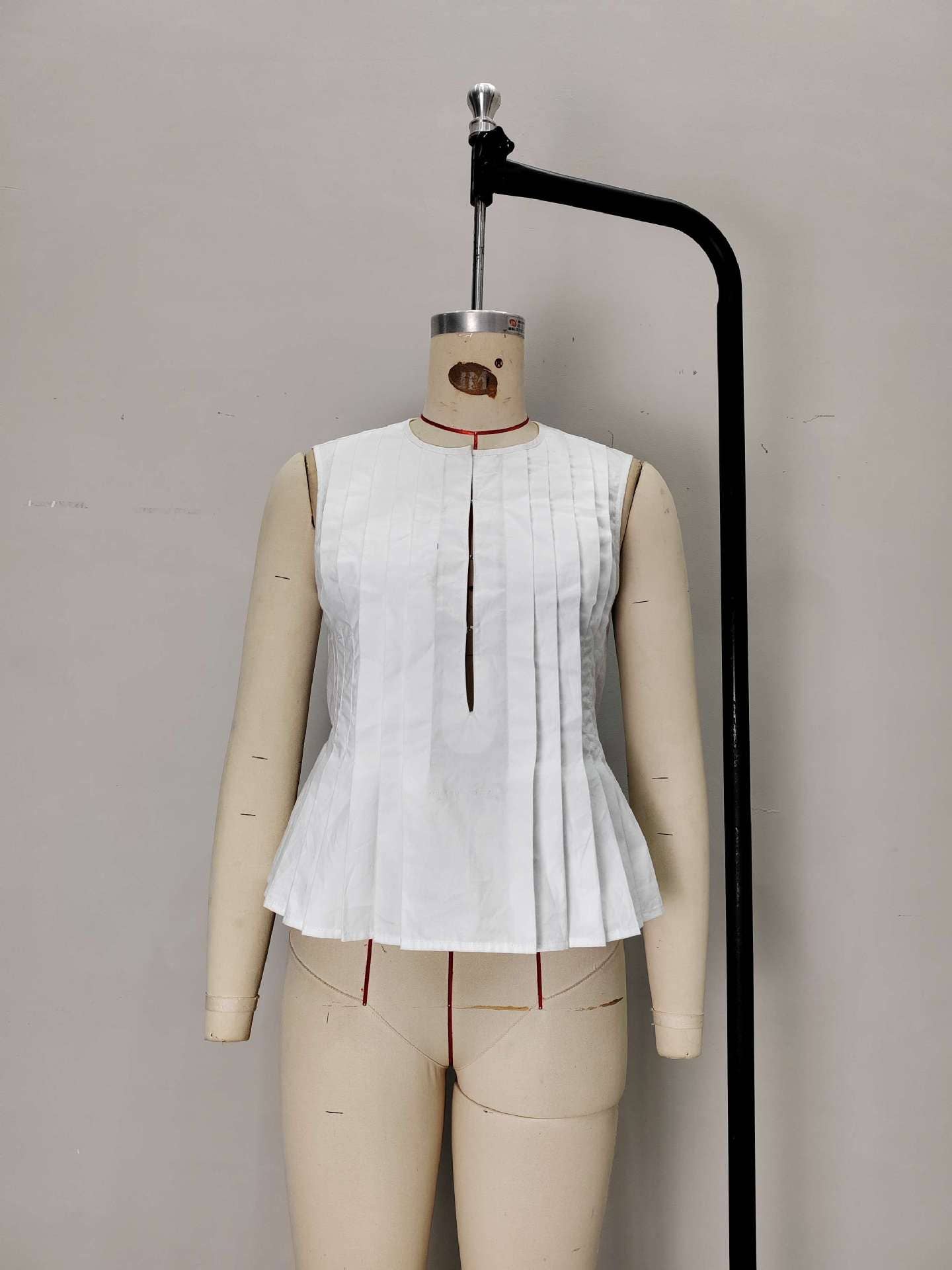 Fashionable solid-color textured vest