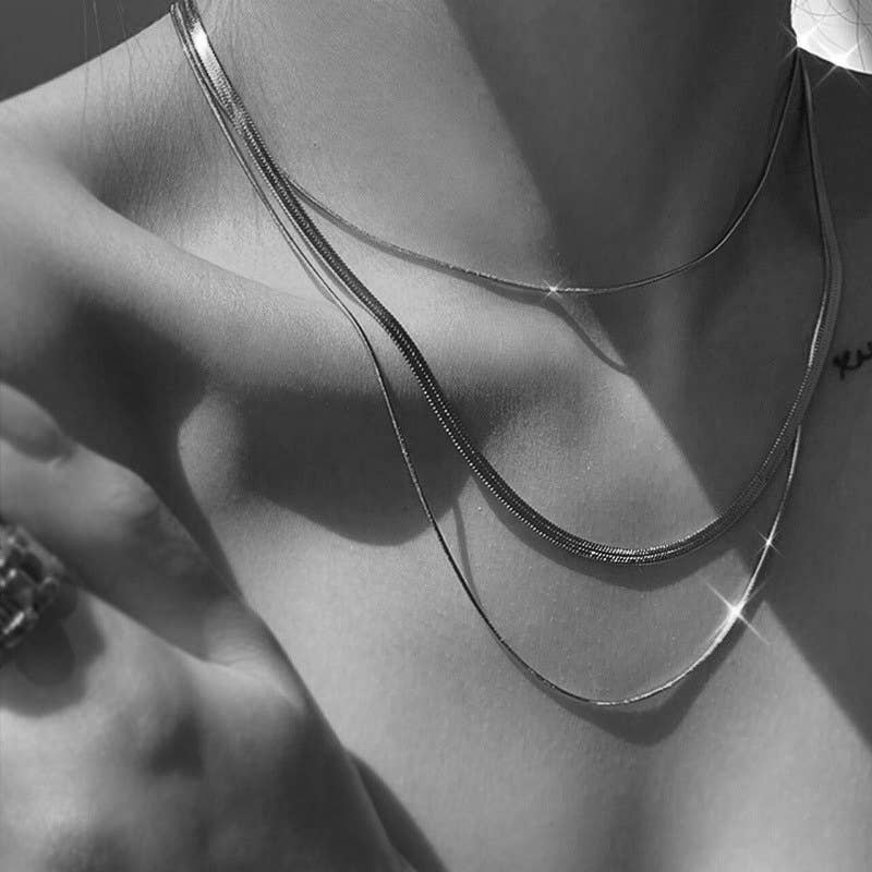 A versatile double-layer stacked chain necklace