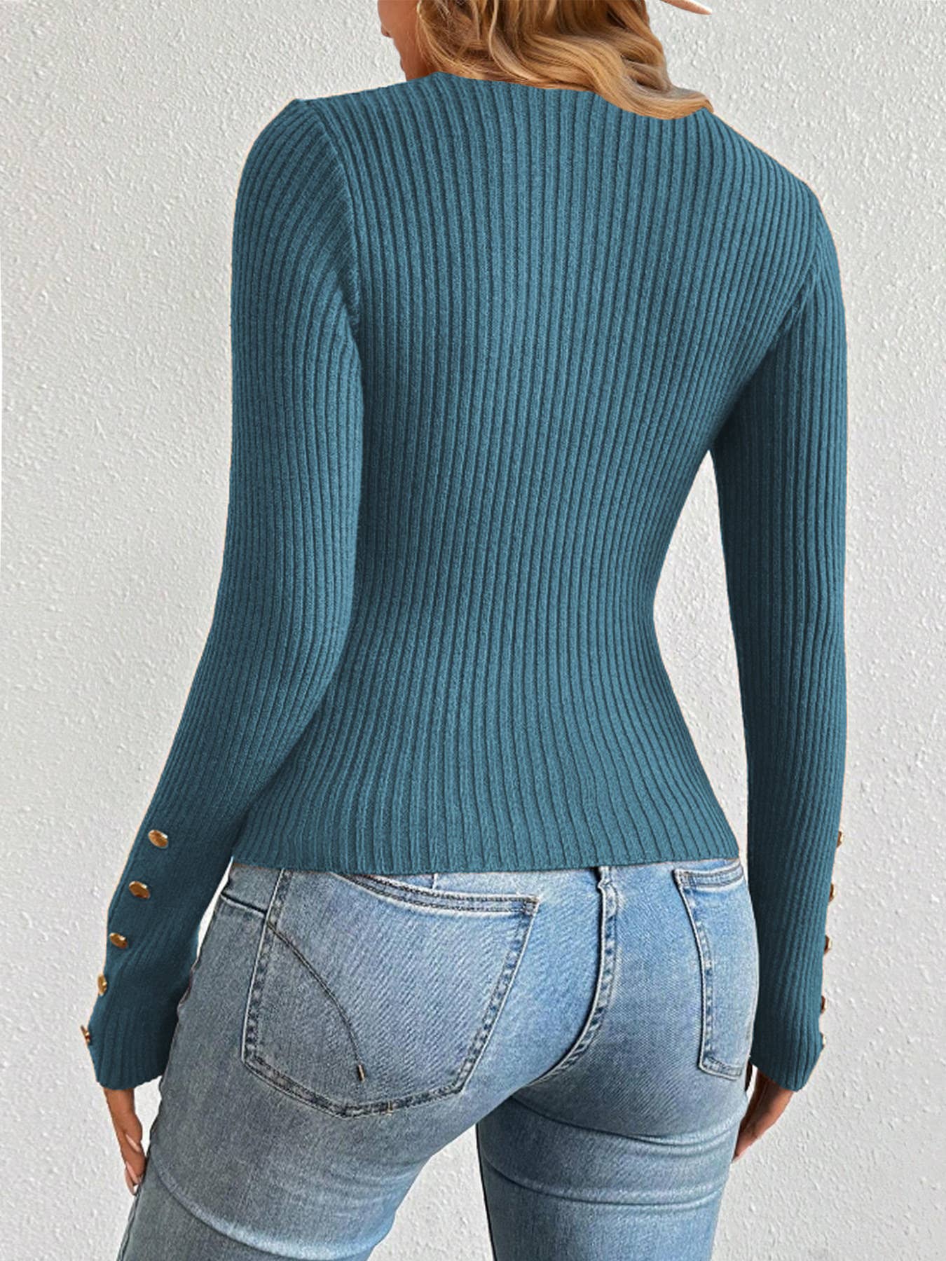 Round-neck solid-color metal buckle knitted top