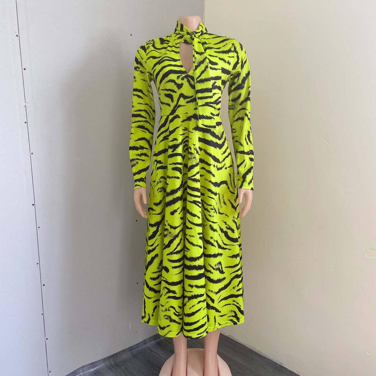 LONG-SLEEVED HIGH-WAISTED OVERSIZED PRINTED DRESS