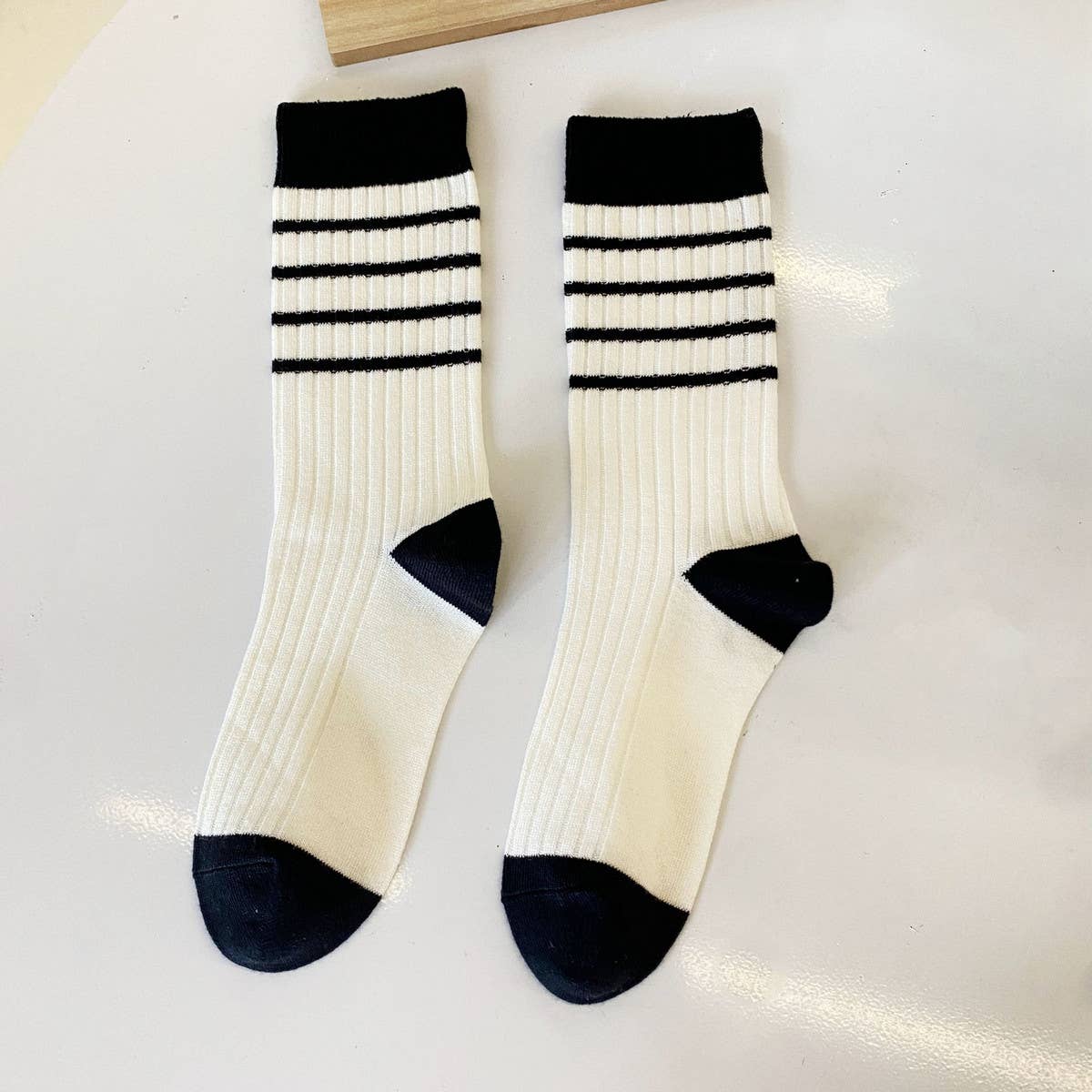 SIMPLE BLACK AND WHITE STRIPED SOCKS