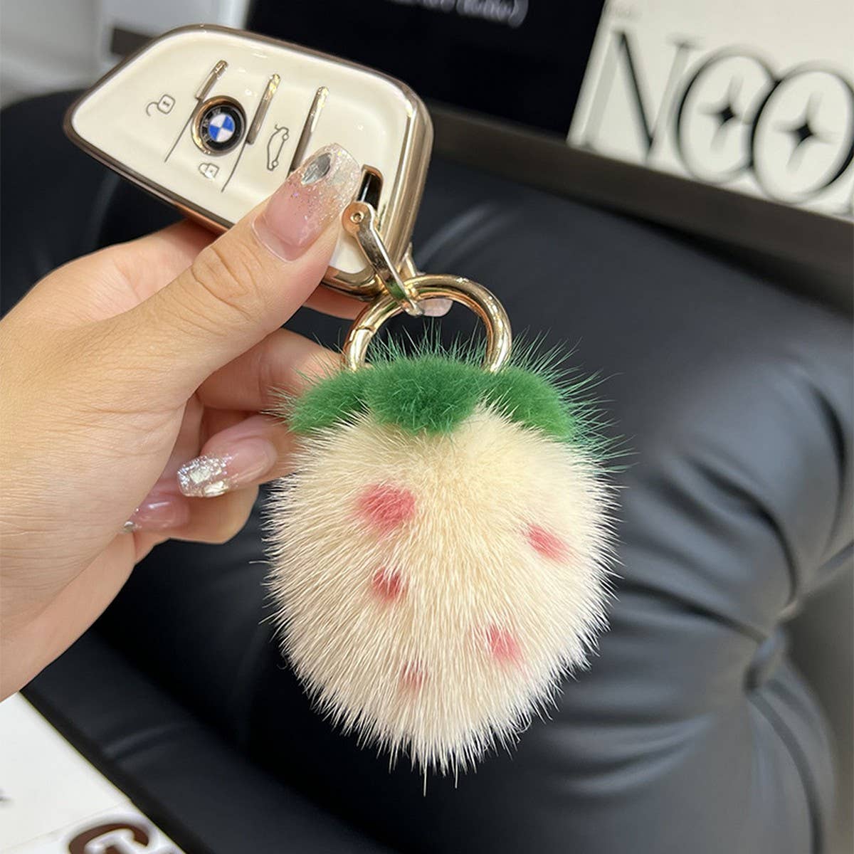SMALL STRAWBERRY PLUSH BALL CAR KEYCHAIN PENDANT_CWMM2478