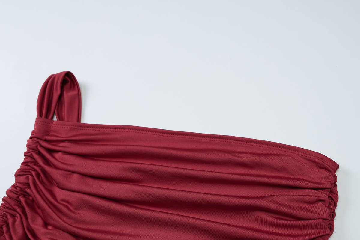 One-shoulder ribbon dress covers the buttocks