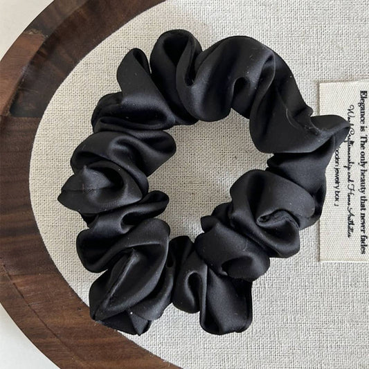 A simple and versatile satin style hairband