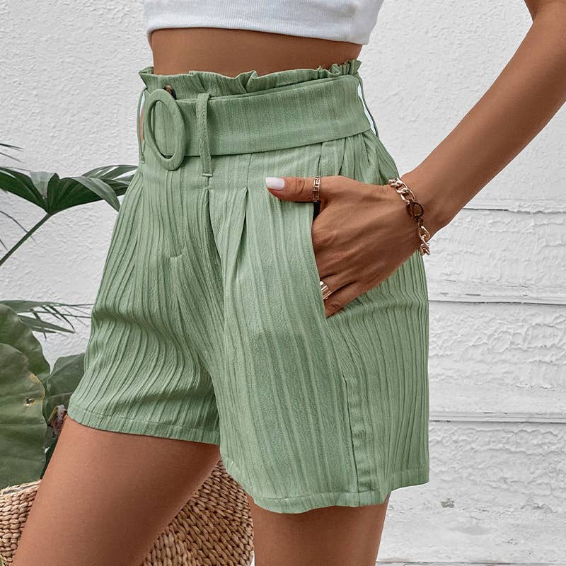 Solid color pleated shorts with belt