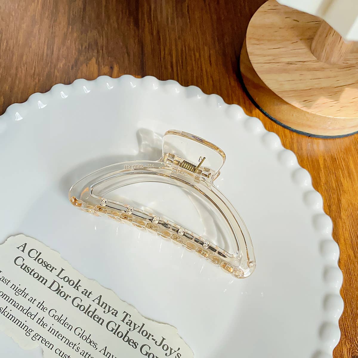 Arc-shaped semi-circular transparent gripper