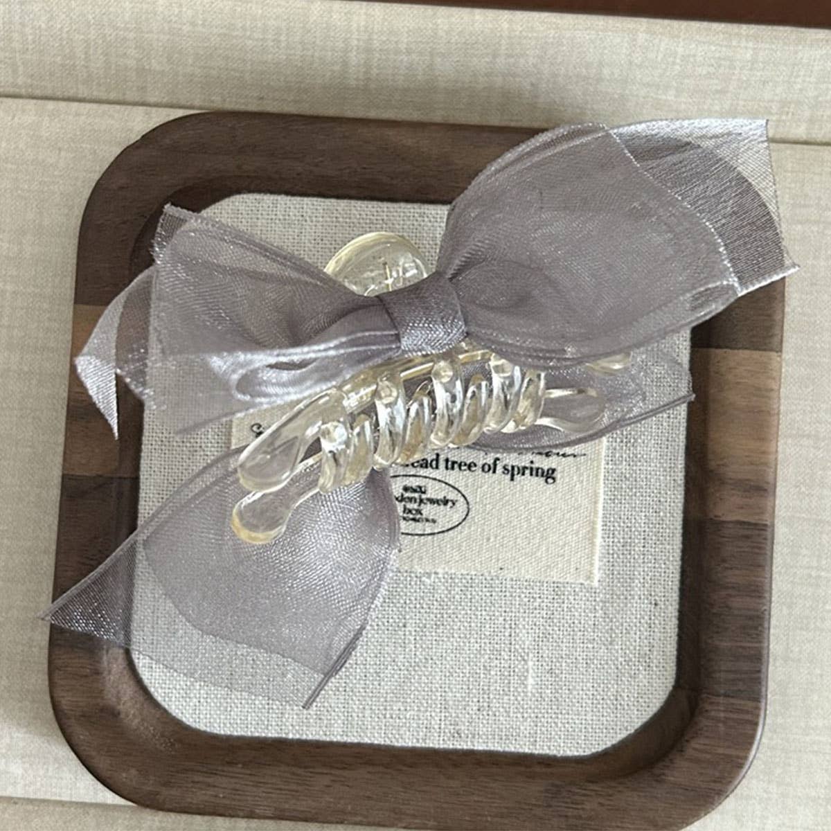 Fashionable and design-oriented mesh bow clipper