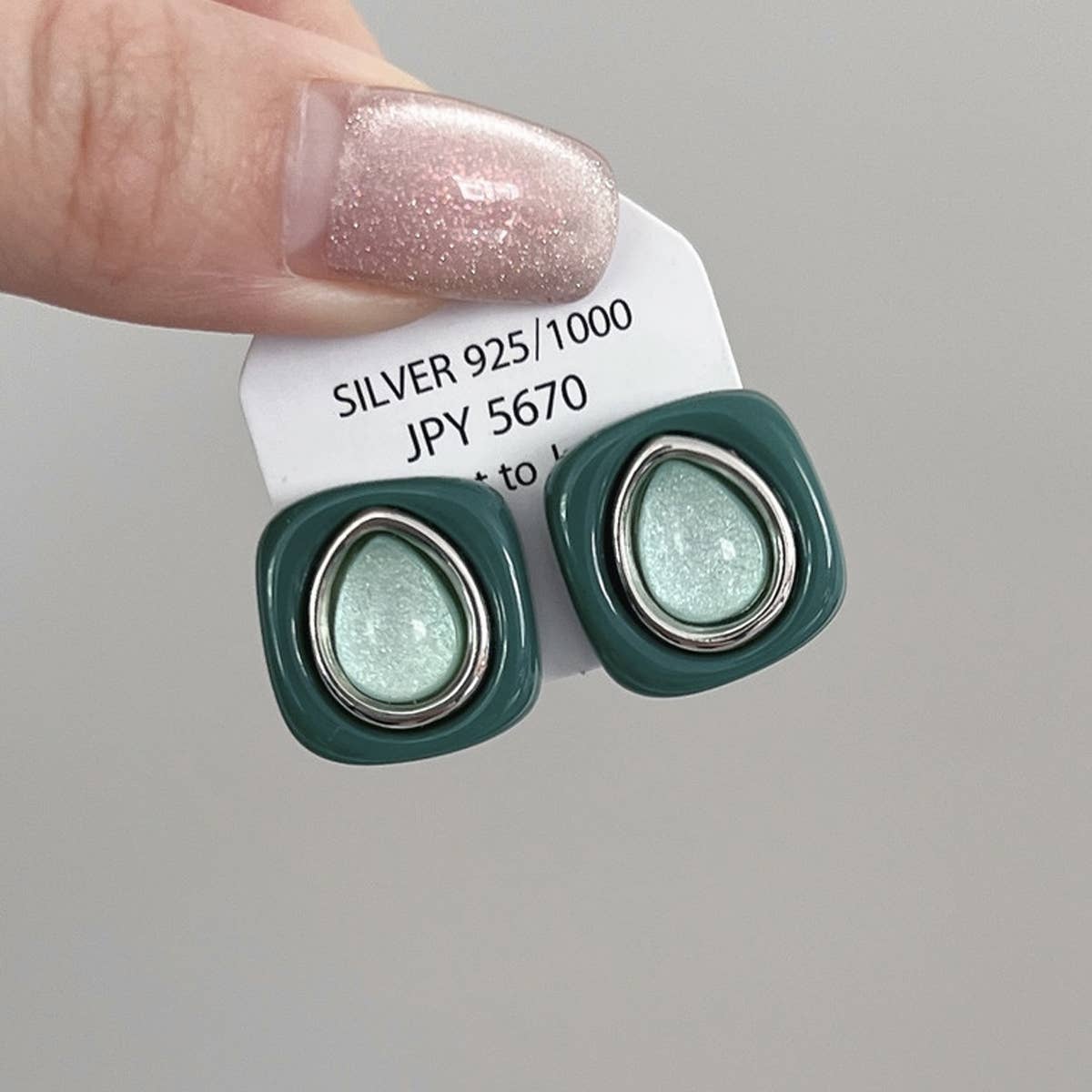 VINTAGE RESIN WATER DROP EARRINGS