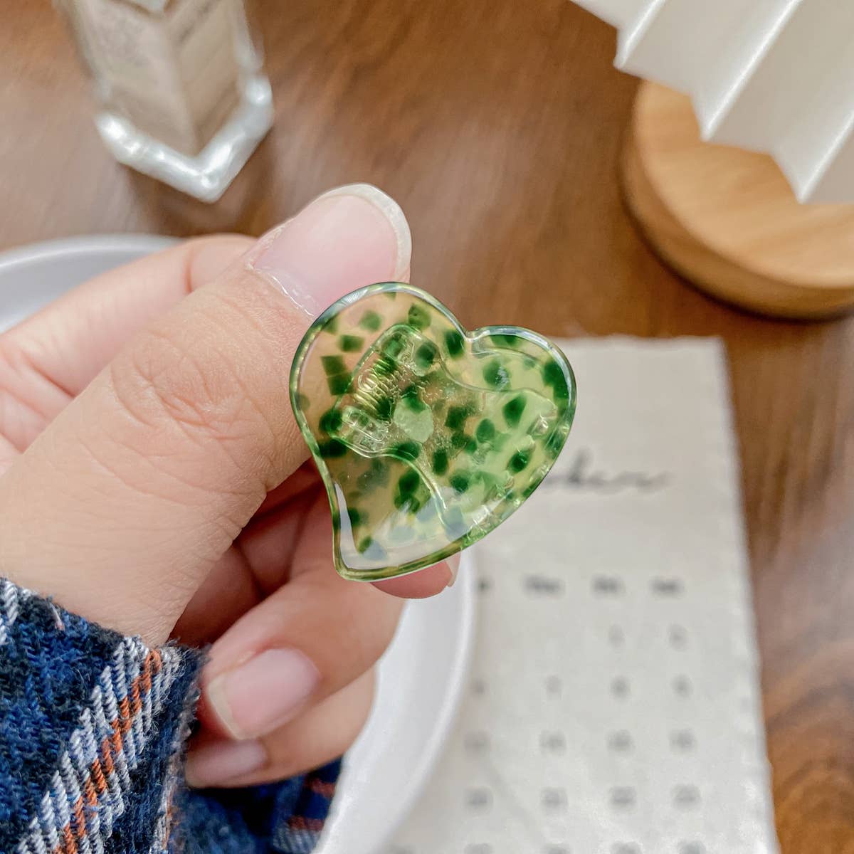 Cute acetic acid heart-shaped small clipper