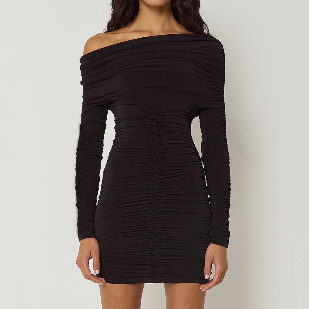 Solid-color off-the-shoulder body-hugging dress