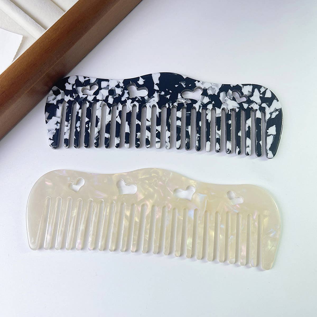 HOLLOW HEART PORTABLE MASSAGE COMB