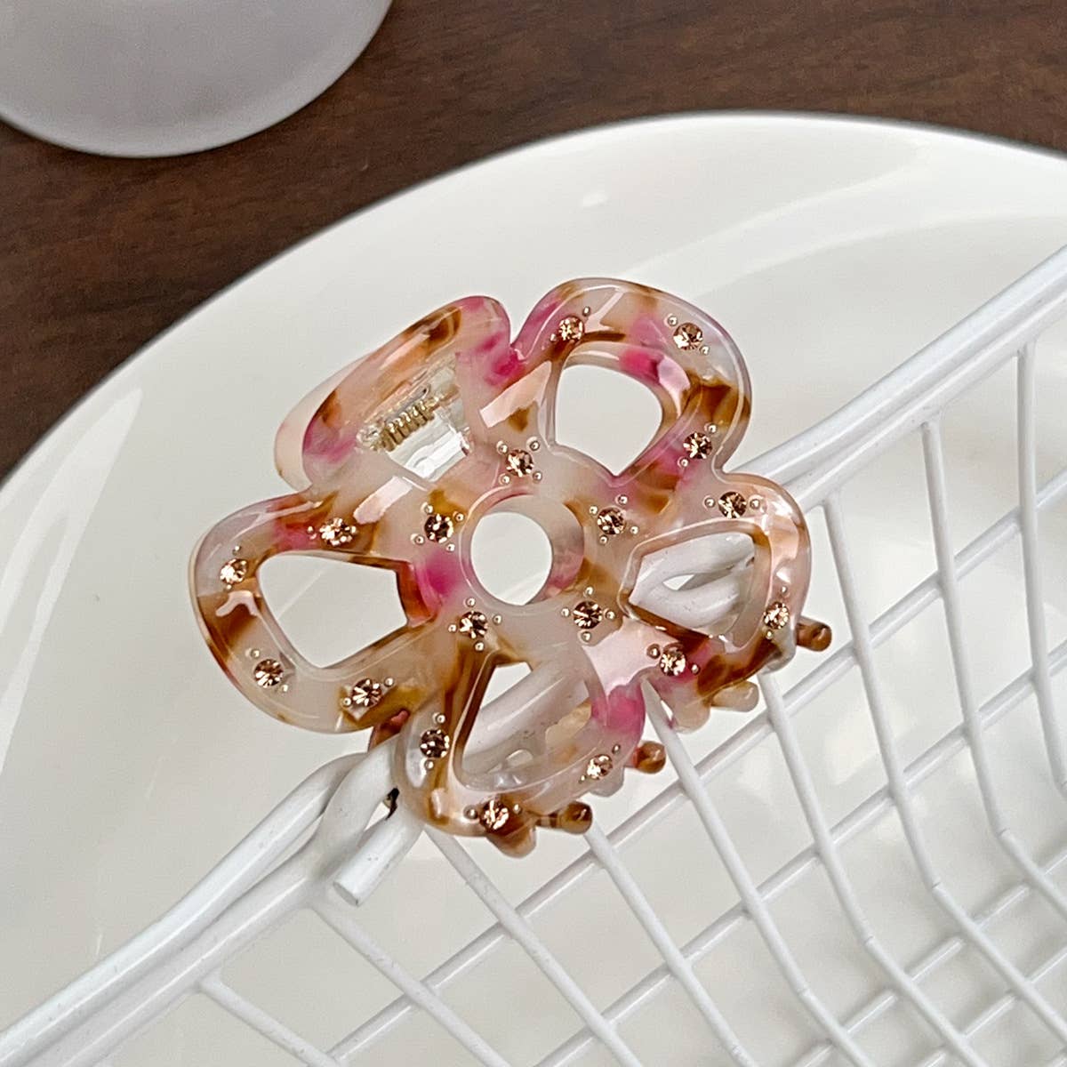 Hollowed-out flower diamond-encrusted grab clip