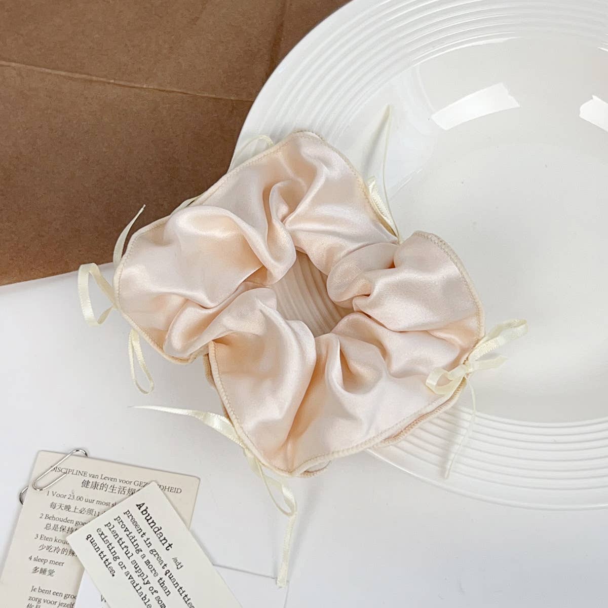 Ballet-style ribbon bow tie intestine hair tie