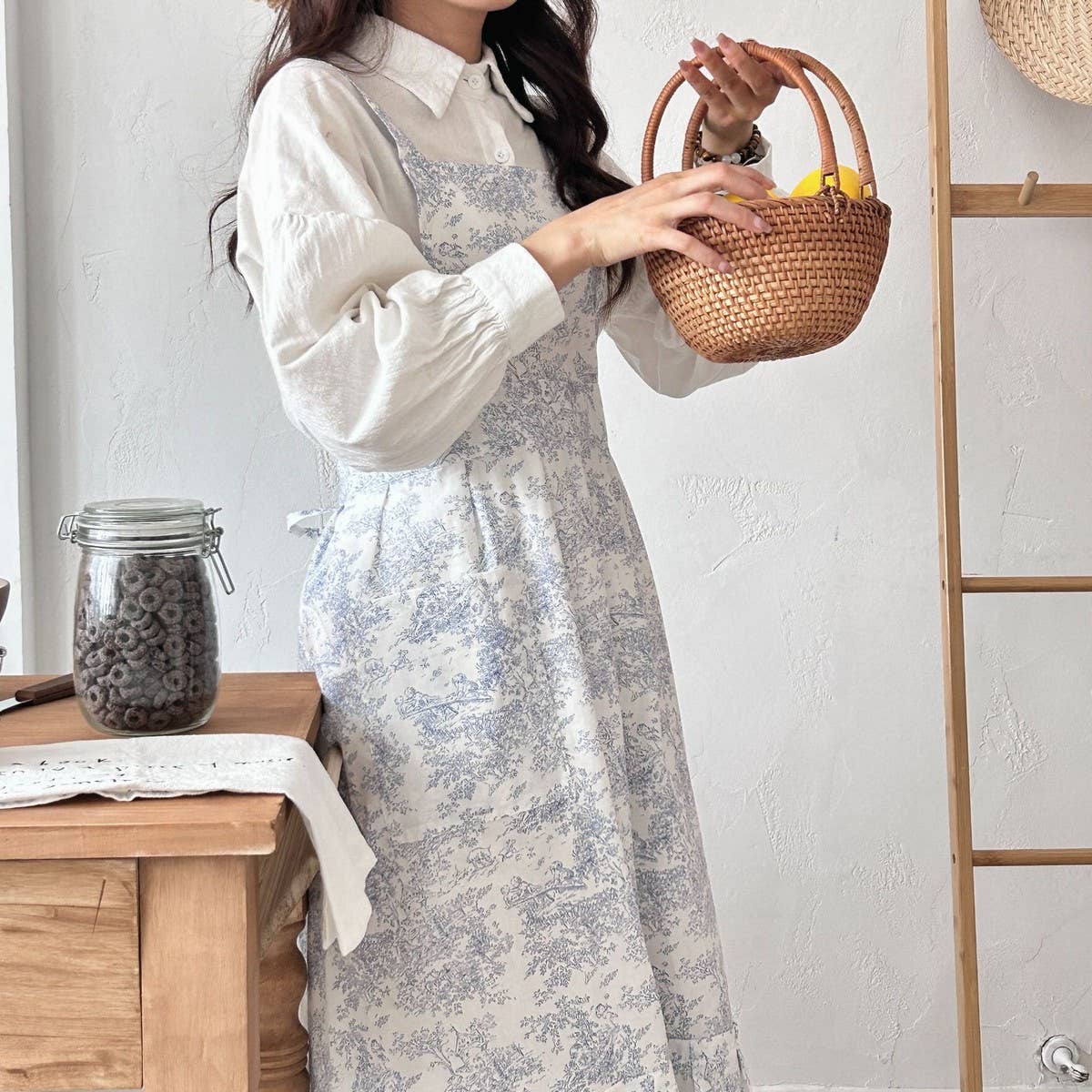 BLUE INK FISHTAIL COTTON LONG APRON_CWMM5793