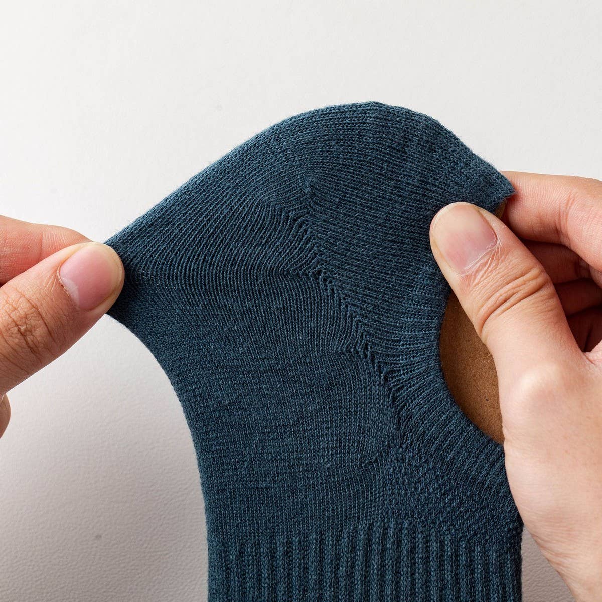 LIGHTWEIGHT BREATHABLE SOLID COLOR SPORTS SOCKS