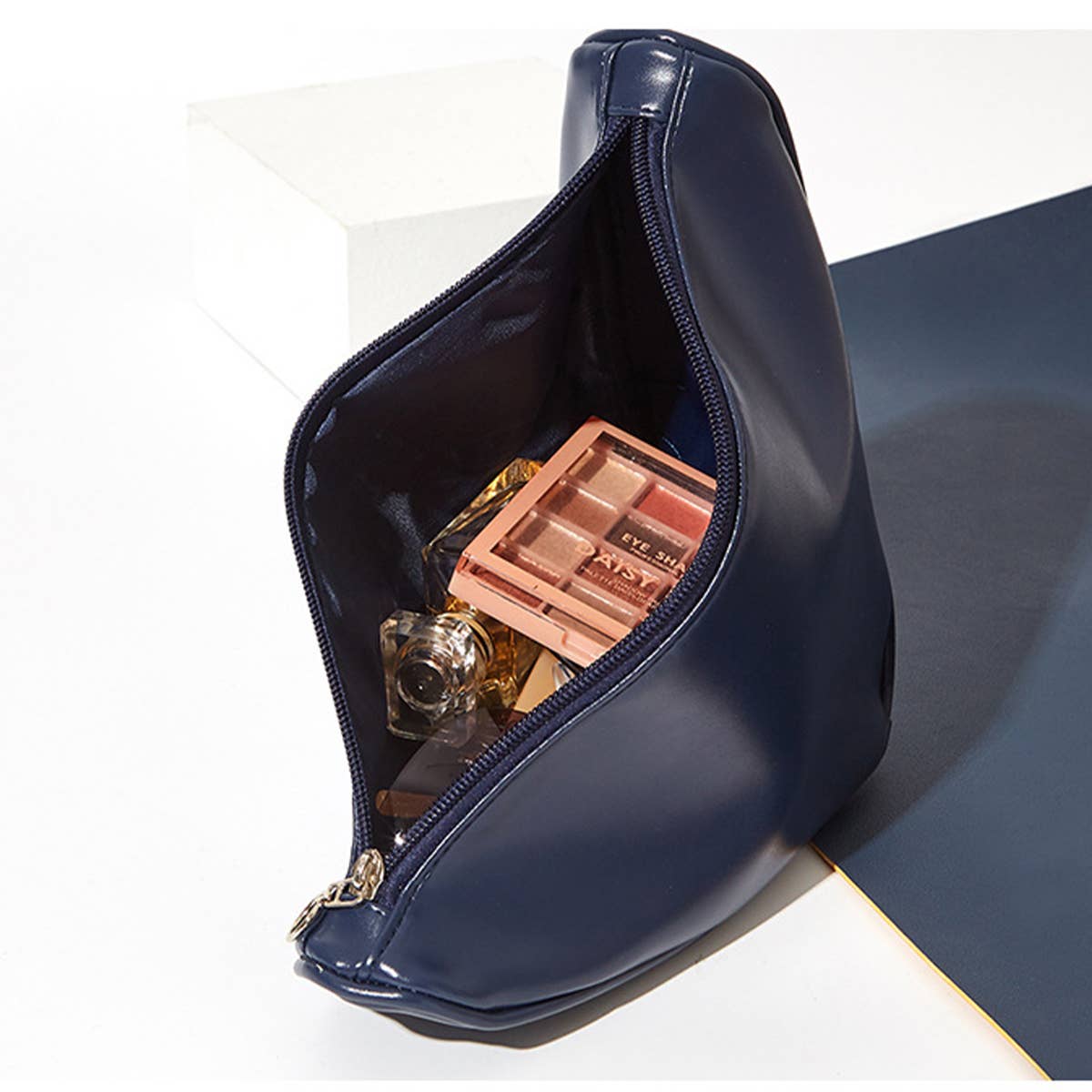 GEOMETRIC TRIANGLE ZIPPER MAKEUP BAG_CWAB1449