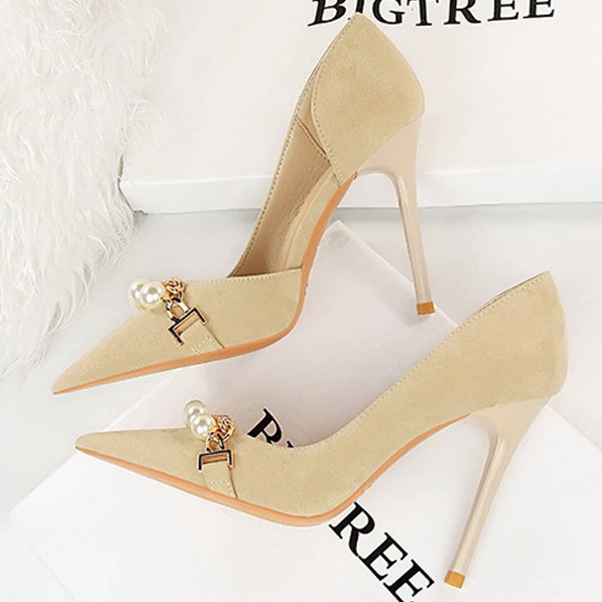 SHALLOW-MOUTHED AND POINTED PEARL CHAIN HIGH HEELS
