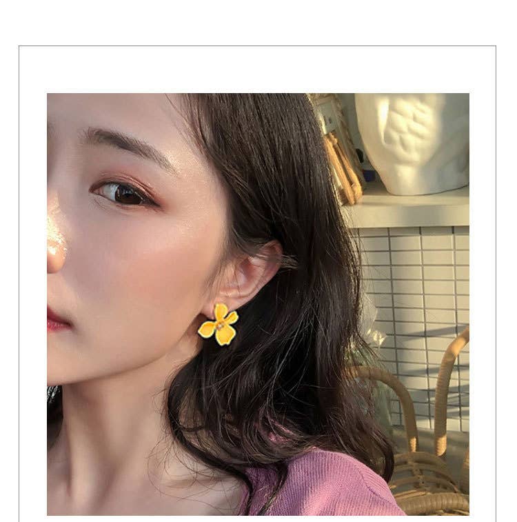 Multicolored irregular four-petal stud earrings