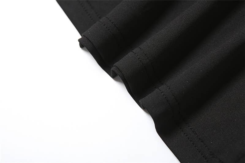 A body-hugging neck-hanging solid-color dress