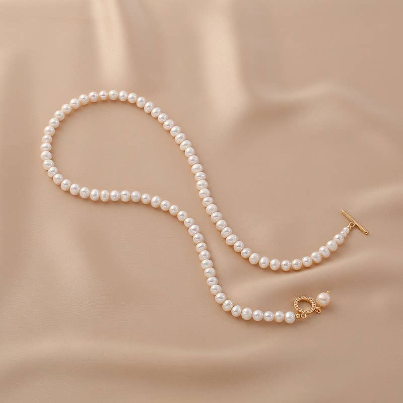 Simple and natural freshwater pearl necklace