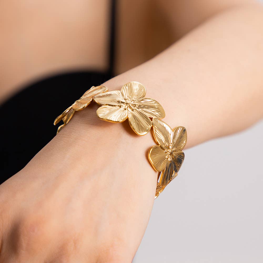 Two-piece set of golden flower stud rings