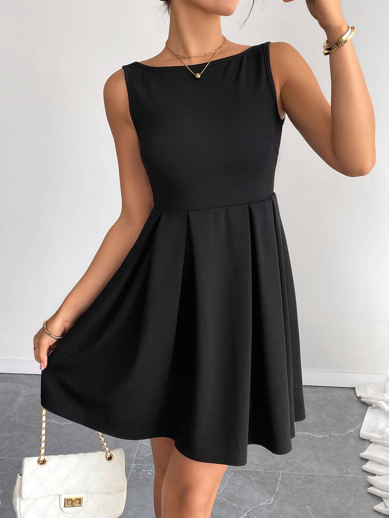 Backless high-waisted short solid-color dress