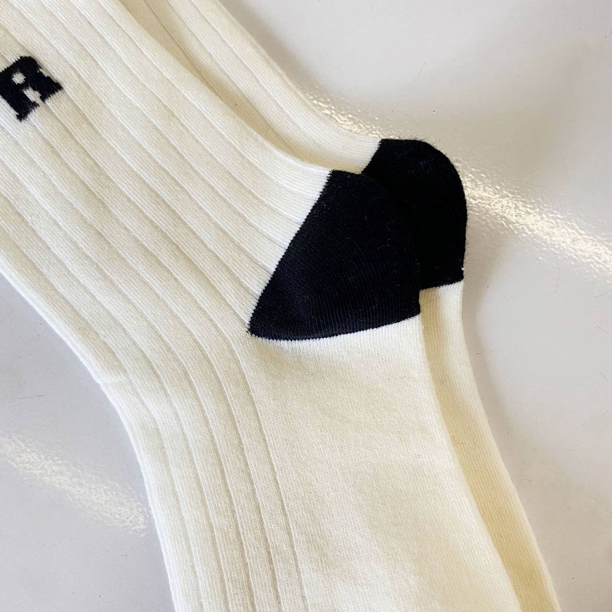 SIMPLE BLACK AND WHITE STRIPED SOCKS