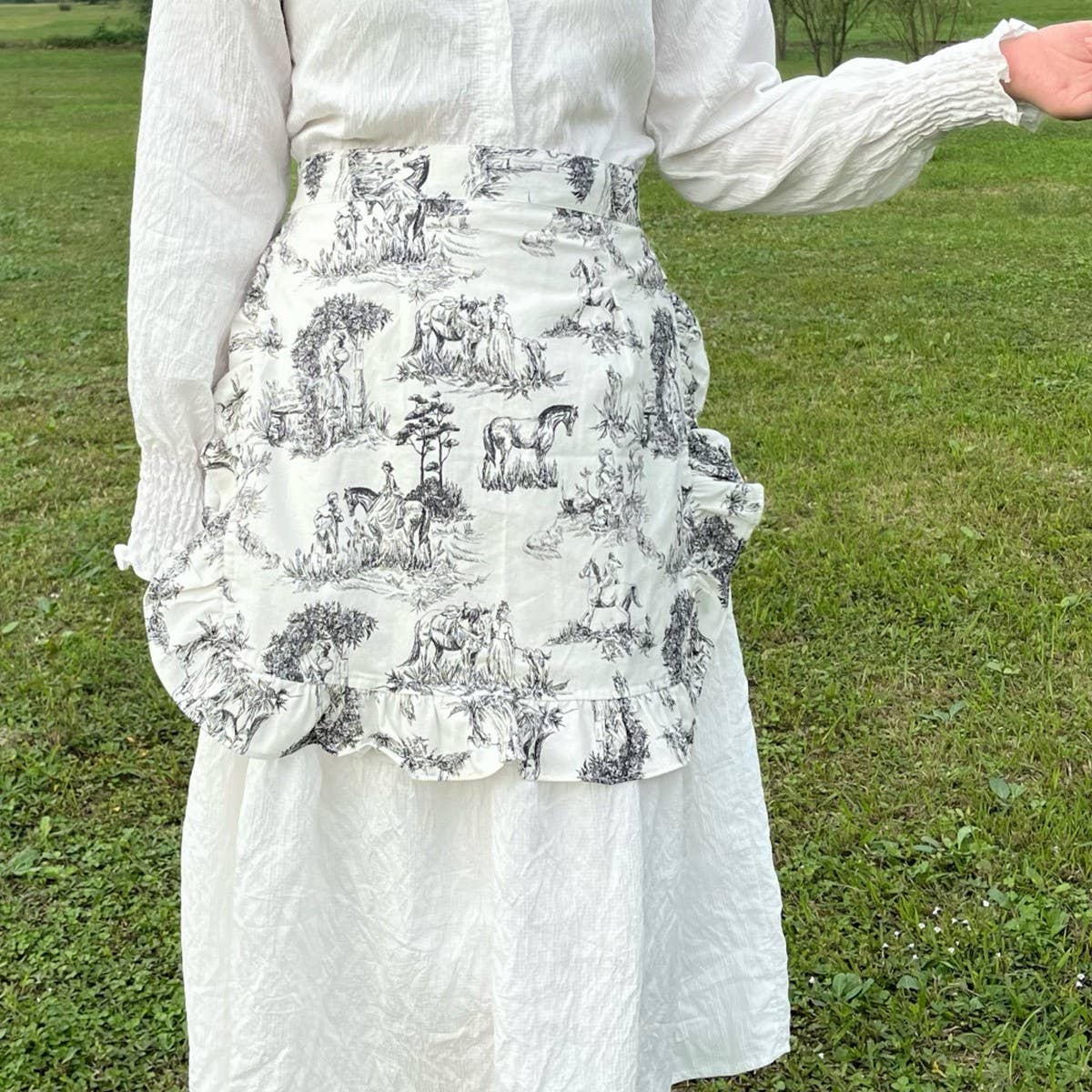 LANDSCAPE PAINTING HALF-LENGTH LOLITA APRON
