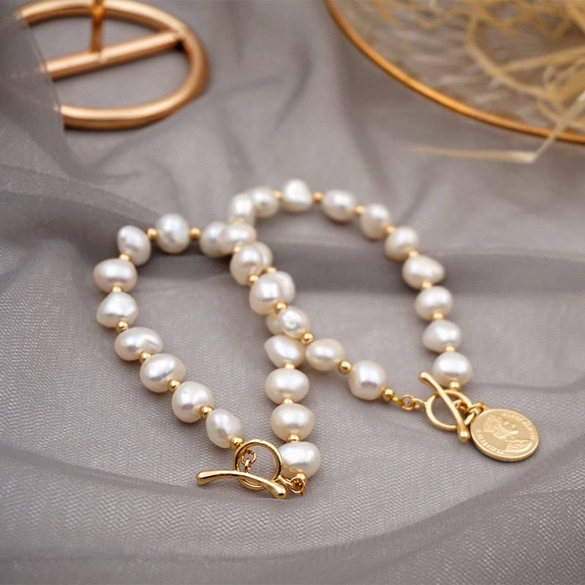 ELEGANT AND COOL PEARL BRACELET